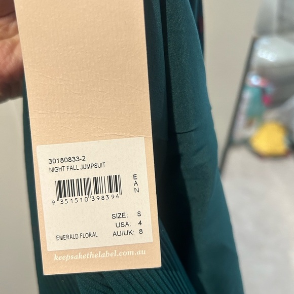 NWT Women’s Size Small Green Floral Plunge Neck jumpsuit - Picture 9 of 13